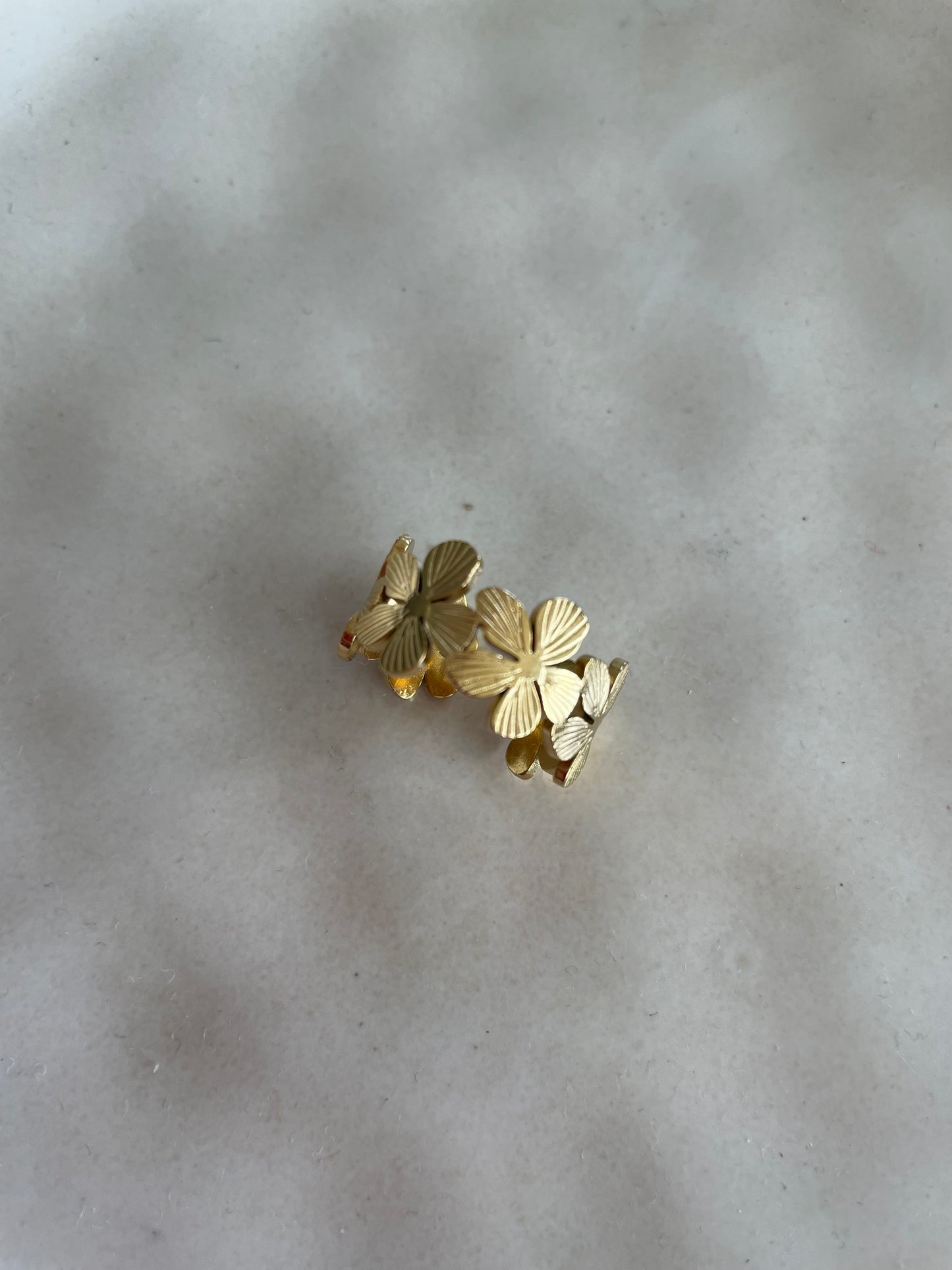 Multiple flower ring gold