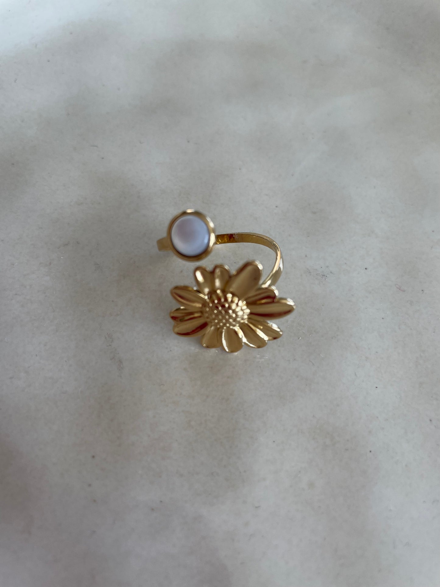 Sunflower stone ring gold